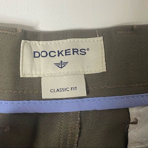Dockers | NWT Signature Khaki Classic Fit Dress Pants - Picture 4 of 8